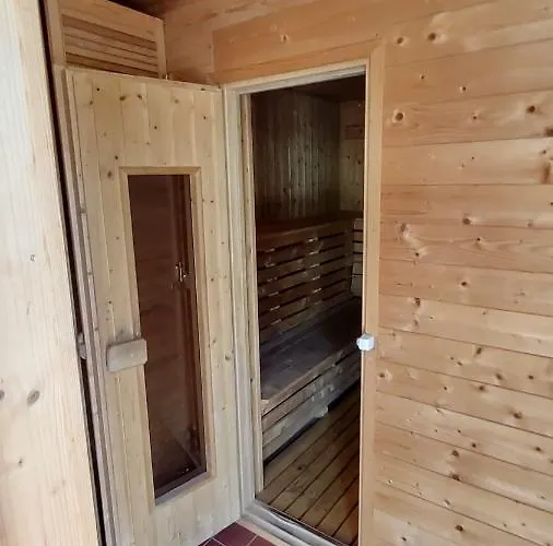 Grosse / Haushaelfte In Peetzig Am *